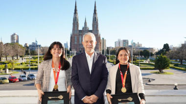 María José y Victoria Granatto, campeonas con Las Leonas, fueron distinguidas en La Plata