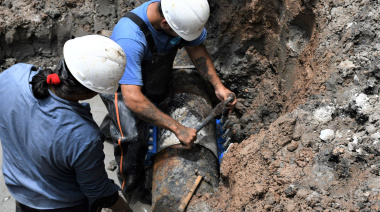 Berisso: operarios de ABSA trabajan en una rotura en Avenida Juan Perón y calle 30