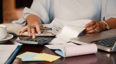 Casi 4 de cada 10 jóvenes que tomaron un préstamo tienen dificultades para pagarlo