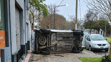 Este sábado un auto terminó sobre la vereda y contra el frente de una vivienda