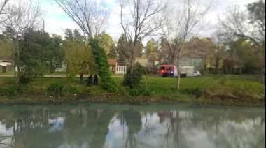Rescataron a un hombre que cayó a un canal de Berisso y quedó atrapado en el barro