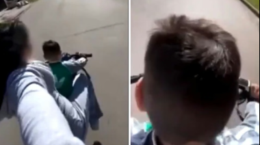 Una joven se filmó mientras circulaba como acompañante en una moto conducida por un nene