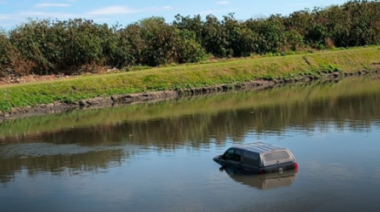 Una camioneta Amarok apareció debajo del puente del arroyo El Gato en Ringuelet