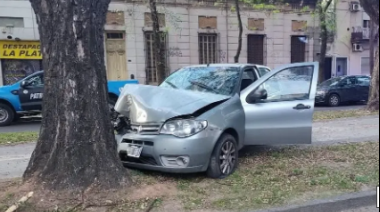 Un conductor perdió el control de su auto y terminó contra un árbol en La Plata