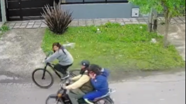 Dos motochorros interceptaron a una ciclista y le robaron el celular en Melchor Romero