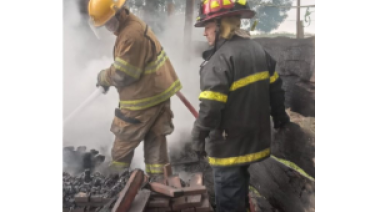 Un incendio afectó en la madrugada de este martes una maderera en Arturo Seguí