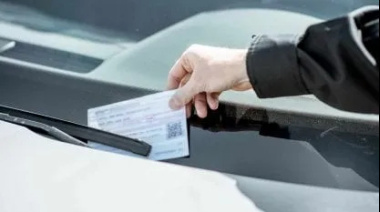 Alertan por la aparición de multas de tránsito falsas en vehículos estacionados