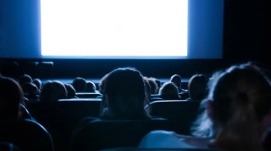 Una cámara captó en un cine "una película de acción", con gas pimienta, golpes y corridas