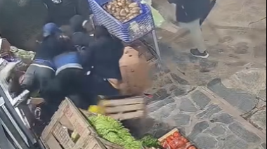 Cuatro ladrones asaltaron un supermercado y dos de ellos fueron atrapados por los vecinos