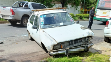 El chofer de un colectivo chocó con un auto estacionado cerca del Cementerio