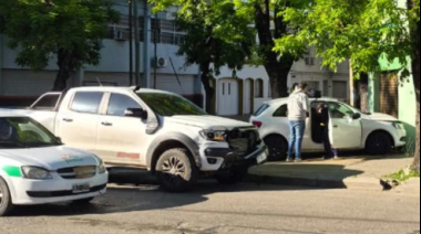Chocaron un auto y una camioneta y uno de los vehículos impactó contra una farmacia