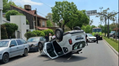 Un conductor perdió el control de su auto y terminó volcado en plena calle