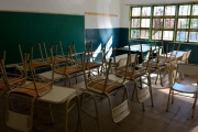 Denuncian que el agua de un establecimiento educativo de La Plata "sale verde"