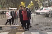 Video: detuvieron a un hincha de Estudiantes que tiró a otro al foso del estadio durante el partido con Bragantino