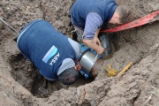 Operarios de ABSA trabajan en la reparación de una cañería en Gonnet