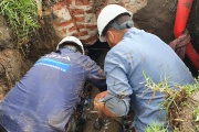 Una empresa que tendía fibra óptica rompió un caño y afectó el suminittro de agua en la zona de 1 y 52