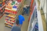 En Villa Elisa una joven reaccionó violentamente con la cajera de un supermercado y todo terminó a las trompadas