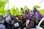Trabajadores de la UOCRA se manifestaron frente a la Puerta 2 de YPF por las "extorsiones de los delegados"
