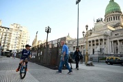 Congreso vallado y carteles que anticipan represión: así se vive la previa de una nueva marcha de los jubilados