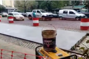 Una ONG cuestionó el fallo judicial que autorizó al Municipio a retomar la pavimentación sobre los adoquines de las plazas Italia y Rocha