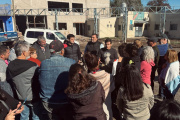 Dirigentes de la UCR participaron de una manifestación de vecinos de El Peligro para reclamar "mejoras en el servicio de salud"