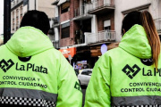 Quieren que los empleados municipales de La Plata que trabajen en la vía pública lleven una identificación con el grupo sanguíneo