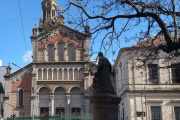 Un alumno de un colegio de La Plata ingresó al aula con un arma punzante en la mano