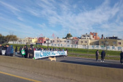 Manifestantes cortan el tránsito en la Autopista Buenos Aires La Plata