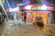 Un accidente de tránsito en La Plata terminó con un auto dentro de un kiosco
