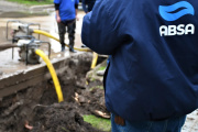Realizan trabajos en una avería en un sector de la red de agua de Ensenada