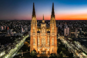 La Catedral de La Plata será una de las máximas atracciones en vacaciones, con el mega mural del Papa y un circuito en las alturas