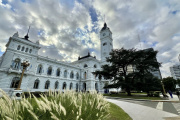 Los trabajadores municipales de La Plata recibirán un aumento del 5 %
