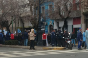 Los seguidores del Pata Medina ingresaron a la fuerza al local histórico de la UOCRA y cortaron la calle 44 en ambas manos