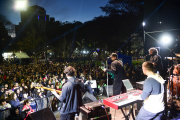Dante Spinetta hizo vibrar a una multitud en la Plaza Rocha de La Plata