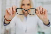 Fueron aprobadas y salen a la venta las primeras gotas oculares contra la presbicia, que permiten ver de cerca sin anteojos