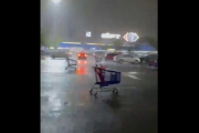 La carrera de los carritos de un Carrefour de La Plata se convirtió en el video de la tormenta del fin de semana