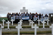 Excombatientes del CECIM La Plata visitaron el Cementerio de Darwin