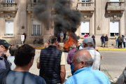 Productores rurales quemaron gomas y estallaron contra un funcionario comunal