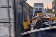 Un camión perdió el control y chocó contra la barrera de contención de Autopista 25 de Mayo y Autopista Buenos Aires La Plata