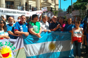 Dirigentes de las tres centrales sindicales se manifestaron frente a la Legislatura para pedir por la ley de financiamiento