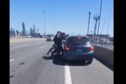 Violento cruce entre un motociclista y un automovilista en la Autopista Buenos Aires La Plata