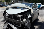 Un choque entre un auto y una moto en La Plata dejó un herido 