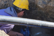 Los Hornos: realizan tareas de mantenimiento sobre la red de agua