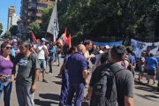Trabajadores de Astillero Río Santiago se manifiestan frente a la Casa de Gobierno en La Plata