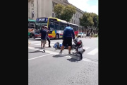 Dos motociclistas se agarraron a piñas tras una discusión de tránsito en el centro de La Plata
