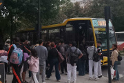 Continúa la reducción de servicios de colectivos en La Plata