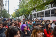 Estudiantes organizaron una clase pública "en el departamento de Adorni" en La Plata y anunciaron una movilización