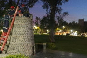 Bomberos rescataron a un menor que había quedado atrapado en un monumento del Parque Alberti