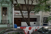 Desconocidos arrojaron un objeto con nafta contra el frente de la Biblioteca Max Nordau de La Plata