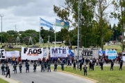 Organizaciones sociales cortan la bajada de la Autopista Buenos Aires La Plata